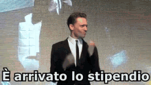 Tom Hiddleston Stipendio Fine Mese Festeggiare GIF - Tom Hiddleston Salary End Ofthe Month GIFs