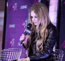 Avril Lavigne Interview GIF - Avril Lavigne Interview Talking GIFs