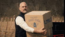 Chris Meloni Carrying Boxes Bee GIF - Chris Meloni Carrying Boxes Chris Meloni Bee GIFs