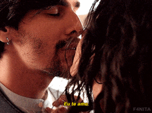 a man is kissing a woman on the forehead and the woman says " eu te amo "