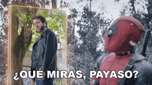 a man in a leather jacket stands in front of a mirror with the words que miras payaso on the bottom