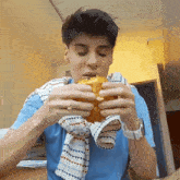 Eating A Burger Raphael Gomes GIF - Eating A Burger Raphael Gomes Raphaelgomesx GIFs