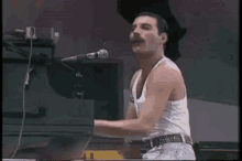 Freddie Mercury Kiss GIF - Freddie Mercury Kiss Live Aid GIFs