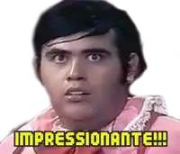 a man in a pink shirt and tie is making a funny face and says `` impressionante '' .