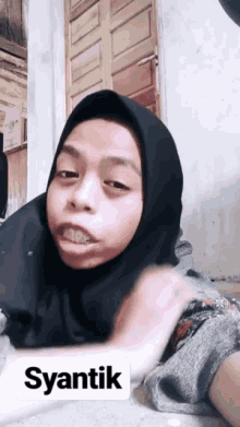 Diem Aja  Ya Gue Syantik GIF - Cewek Jilbab Hijab G Irl Funny GIFs