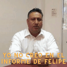 a man raising his hand in a crowd with the words bueno si pero solo tantito on the bottom