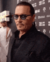 Emilyclap Johnny Depp GIF - Emilyclap Johnny Depp Waving GIFs