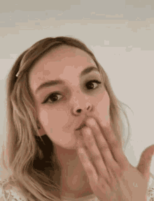 Lauren Mayberry Kiss Blonde GIF - Lauren Mayberry Kiss Blonde GIFs