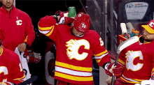 Calgary Flames Oliver Kylington GIF - Calgary Flames Oliver Kylington Water Bottle GIFs