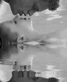 Kiss Reflection GIF - Kiss Reflection Couple GIFs