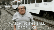 frank reynolds danny devito always sunny middle finger watching the ball drop like