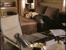 a tv screen shows a man laying on a bed with the words " fetico de amor " on the bottom