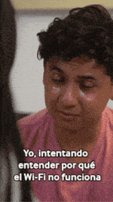 a man in a pink shirt says yo intentando entender por que el wi-fi no funciona in spanish