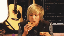 Lee Hong Ki еда вкусно GIF - Eat Donut Kpop GIFs
