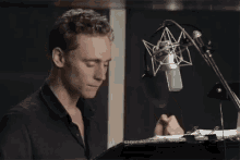 Tom Hiddleston GIF - Tom Hiddleston Approves GIFs