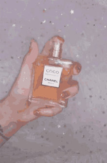 香水　いい匂い GIF - Spray Perfume Chanel GIFs