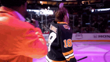 Bruins' David Pastrnak wears custom pasta emoji shoes