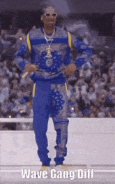 snoop dogg is dancing in front of a crowd with the words wave gang diff written below him