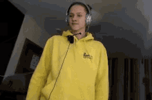 yellow hoodie gamer russia