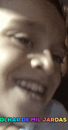 a close up of a child 's face with the words olhar de miljardas below