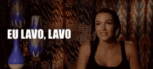 a woman says eu lavo lavo mas a louca in a foreign language .
