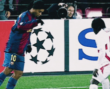 Ronaldinho Gaucho Dribbles GIF - Ronaldinho Gaucho Dribbles Football Heritage GIFs