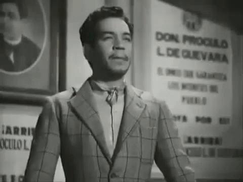 Cantinflas dando un discurso