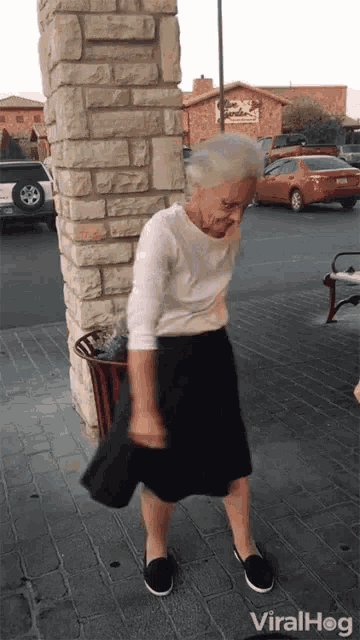 Старая бабушка писает. Бабка танцует. Старухи пляшут. Танцующая старушка. Бабка танцует gif.