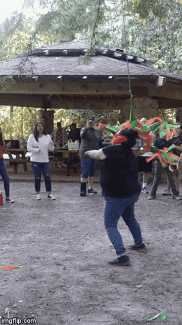 NIÑOS ROMPIENDO PIÑATA, Piñata LOL