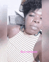a woman is taking a selfie with the words boa noiteee below her