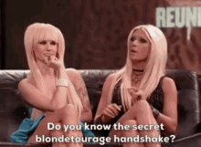Blonde Tourage Do You Know The Secret Blonde Tourage Handshake GIF - Blonde Tourage Do You Know The Secret Blonde Tourage Handshake You Want To Know GIFs