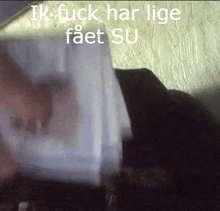 a person is holding a plastic container with the words ik fuck har lige faet su