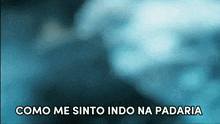a blue background with the words como me sinto indo na padaria in white