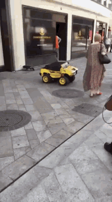 Babapoopey Yellow Hummer GIF - Babapoopey Yellow Hummer Falling Down GIFs