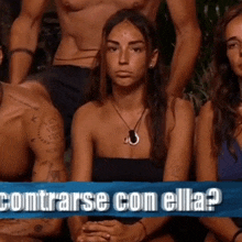 a group of people are sitting in front of a sign that says " encontrarse con ella "