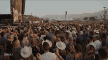 Crowd Stagecoach GIF - Crowd Stagecoach Audience GIFs