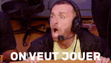 a man wearing headphones says on veut jouer in a foreign language