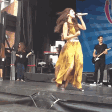 come and get it selena gomez singing on stage live show
