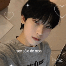 a close up of a person 's face with the words `` soy solo de mon '' written on the bottom .