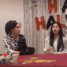 Crazycherryblue Jinsoul Choerry Loona Halloween Vlive Discussing Talking GIF - Crazycherryblue Jinsoul Choerry Loona Halloween Vlive Discussing Talking One Laughing And The Other One Mad Heated GIFs