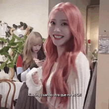 a girl with pink hair is smiling and says xiaoting cuando otra que no es ori in spanish