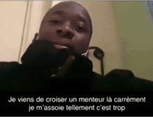 a man talking on a phone with a caption that says je viens de croiser un meteur la carrement