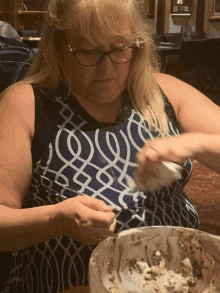 Maria Maria Walmsleyn GIF - Maria Maria Walmsleyn Cleaning Shirt GIFs