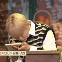 seungkwan taking notes svt kpop reactionroll_17