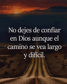 a long road with the words no dejes de confiar en dios aunque el camino se vea largo y difficult