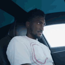 Looking At The Back Marques Brownlee GIF - Looking At The Back Marques Brownlee Look Behind GIFs