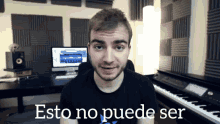 a man sitting in front of a piano with the words esto no puede ser on the bottom right