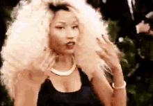 Nicki Minaj Flash GIF - Nicki Minaj Flash Smile GIFs