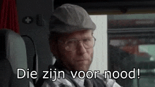 a man wearing glasses and a hat is sitting in a car with the words die zijn voor nood written below him