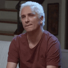 a man sitting on a couch with the words tava onde a senhora